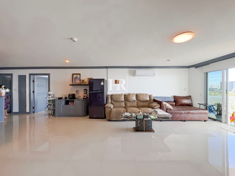 Квартира с 2-мя спальнями 175м2 в Park Beach Condo