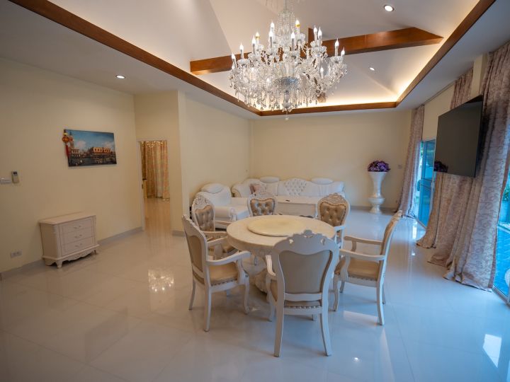 Дом с 3-мя спальнями 636м2 в Baan Dusit Lake