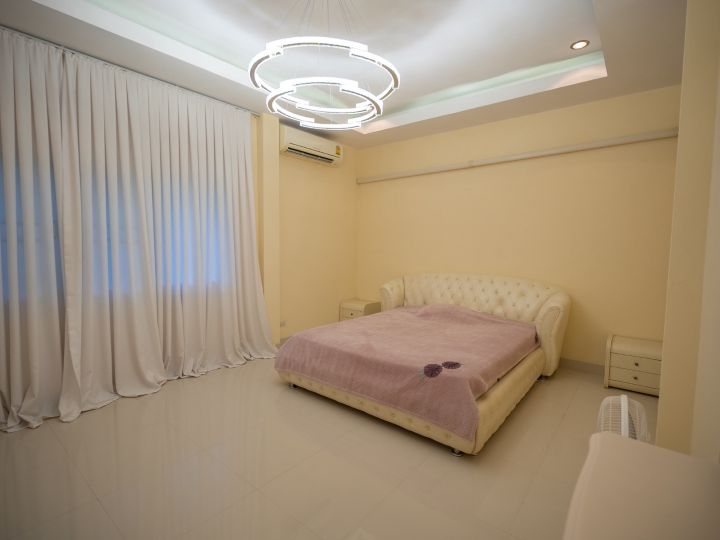 Дом с 3-мя спальнями 636м2 в Baan Dusit Lake