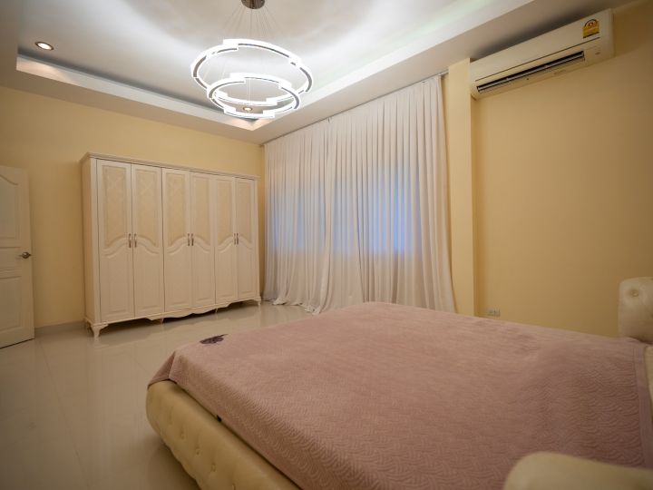Дом с 3-мя спальнями 636м2 в Baan Dusit Lake