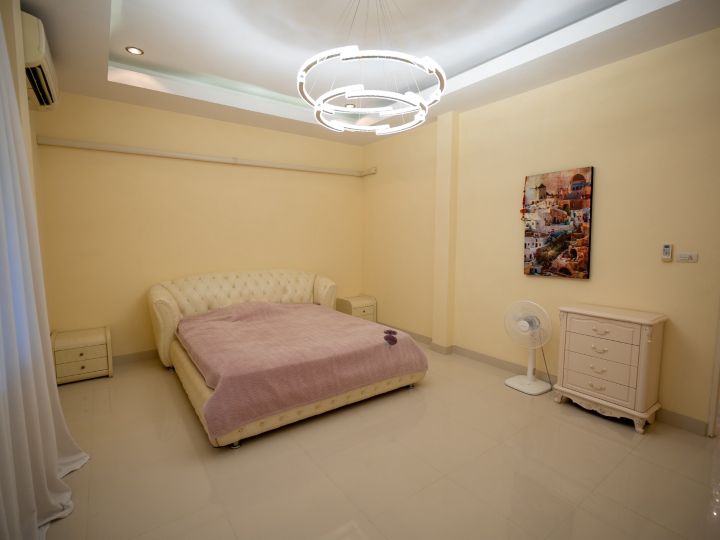 Дом с 3-мя спальнями 636м2 в Baan Dusit Lake