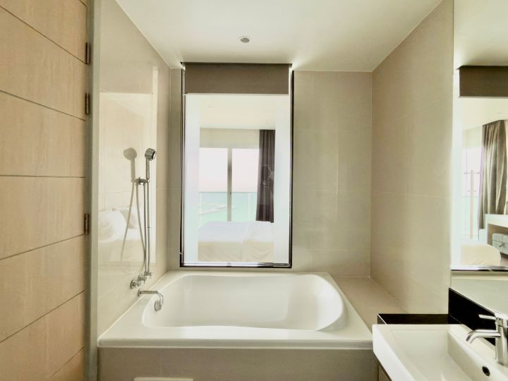 Квартира с 1-й спальней 80м2 в Movenpick White Sand Beach