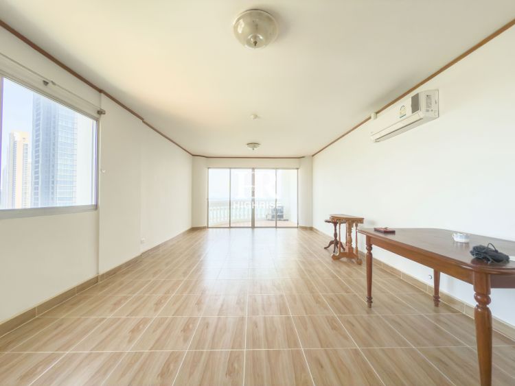 1 bedroom 83m2 in Park Beach Condo